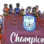 ছাদখোলা বাসে বাফুফের পথে চ্যাম্পিয়নরা