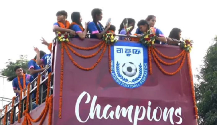 ছাদখোলা বাসে বাফুফের পথে চ্যাম্পিয়নরা