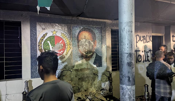 ছাত্র জনতা ভেঙ্গে ফেলছে জাতীয় পার্টির কেন্দ্রীয় অফিস