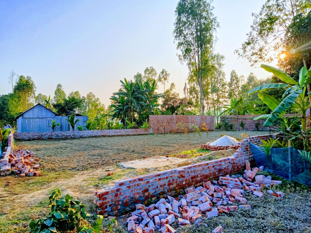 সাঘাটায় পুর্ব শত্রুতার জের ধরে নারী উদ্যোক্তার বসতবাড়ি ভাংচুর