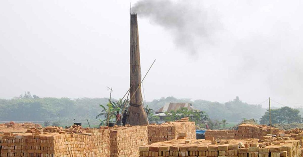 স্থানীয় ইটভাটার কারণে বাড়ছে কার্বন নিঃসরণ, লোকালয় ও শিক্ষা প্রতিষ্ঠানে ঝুঁকি !