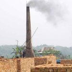 স্থানীয় ইটভাটার কারণে বাড়ছে কার্বন নিঃসরণ, লোকালয় ও শিক্ষা প্রতিষ্ঠানে ঝুঁকি !