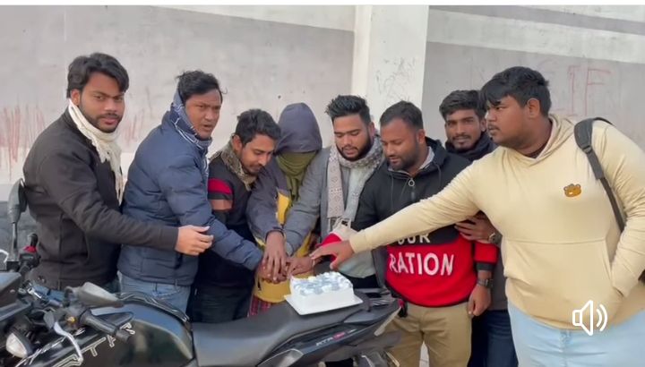 গাইবান্ধায় মুখ ঢেকে প্রতিষ্ঠাবার্ষিকীর কেক কাটলেন সাবেক ছাত্রলীগ নেতা মামুন