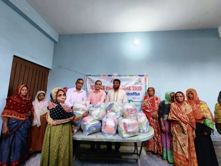 এপেক্স ক্লাব অব গাইবান্ধা’র উদ্যোগে কম সুবিধাভোগী মানুষের মাঝে ঈদ সামগ্রী বিতরণ
