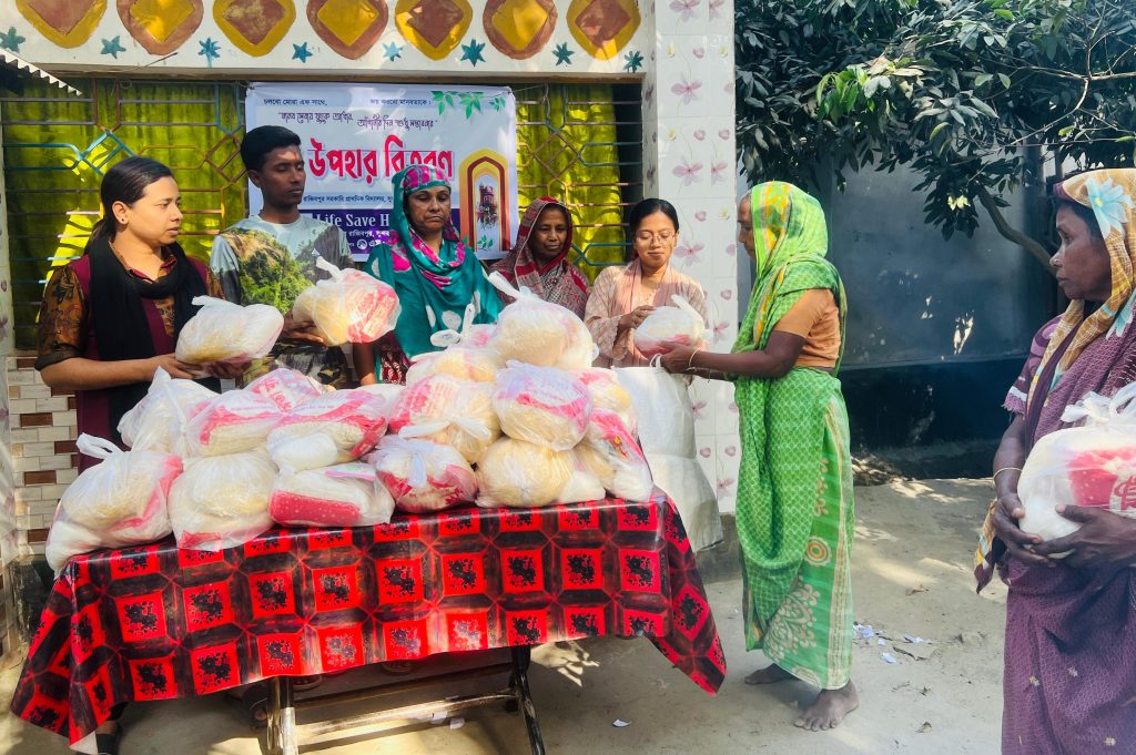 সুন্দরগঞ্জে দুস্থ ও অসহায় মানুষের মাঝে ঈদ উপহার বিতরণ