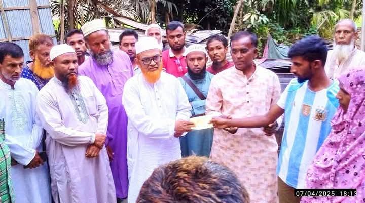 অগ্নিকান্ডে ক্ষতিগ্রস্থ পরিবারের মাঝে গোবিন্দগঞ্জে এমপি প্রার্থী ডা.আব্দুর রহিমের আর্থিক সহায়তা প্রদান