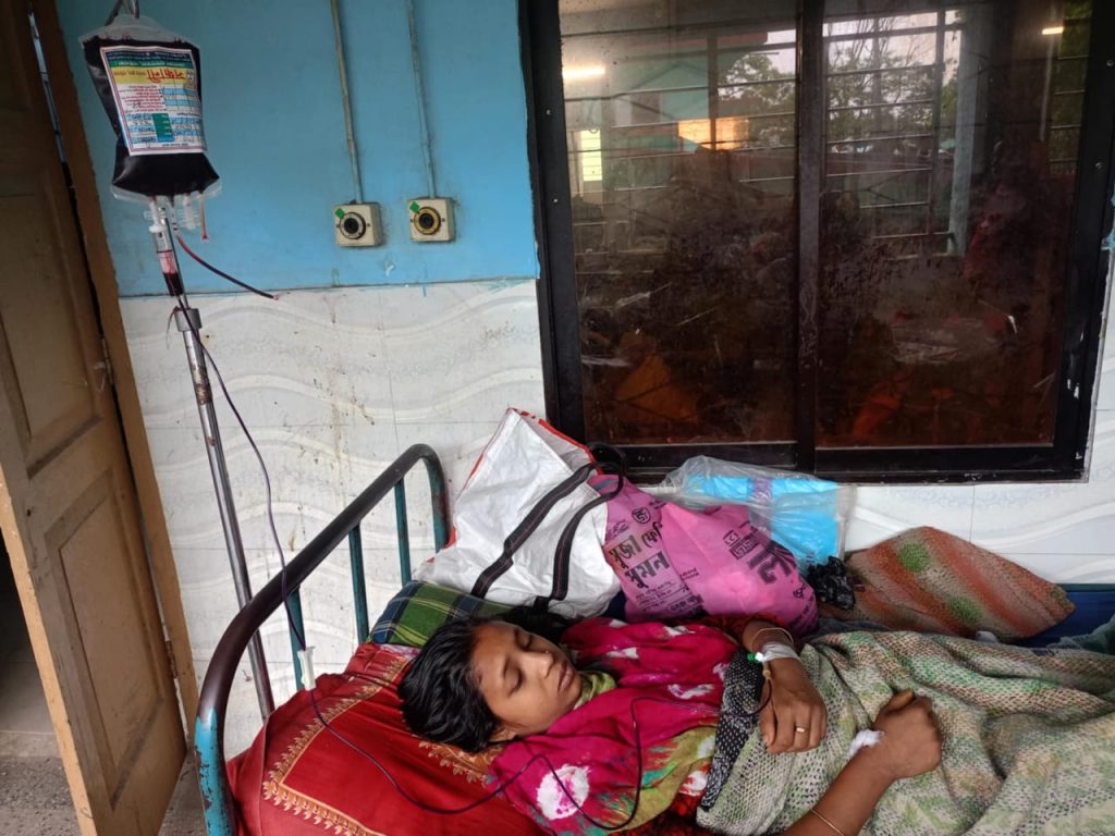 যৌতুকের কাছে হেরে যাচ্ছে শাহিনার জীবন, হাসপাতালের বেডে শুয়ে গুনছে মৃত্যুর প্রহর