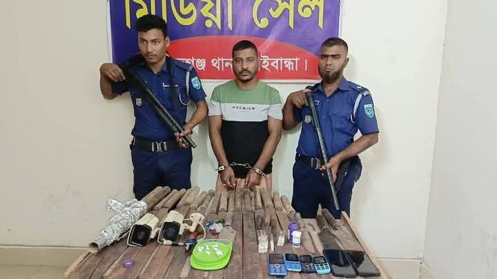 যৌথ অভিযানে মাদক সহ দেশীয় অস্ত্র উদ্ধার