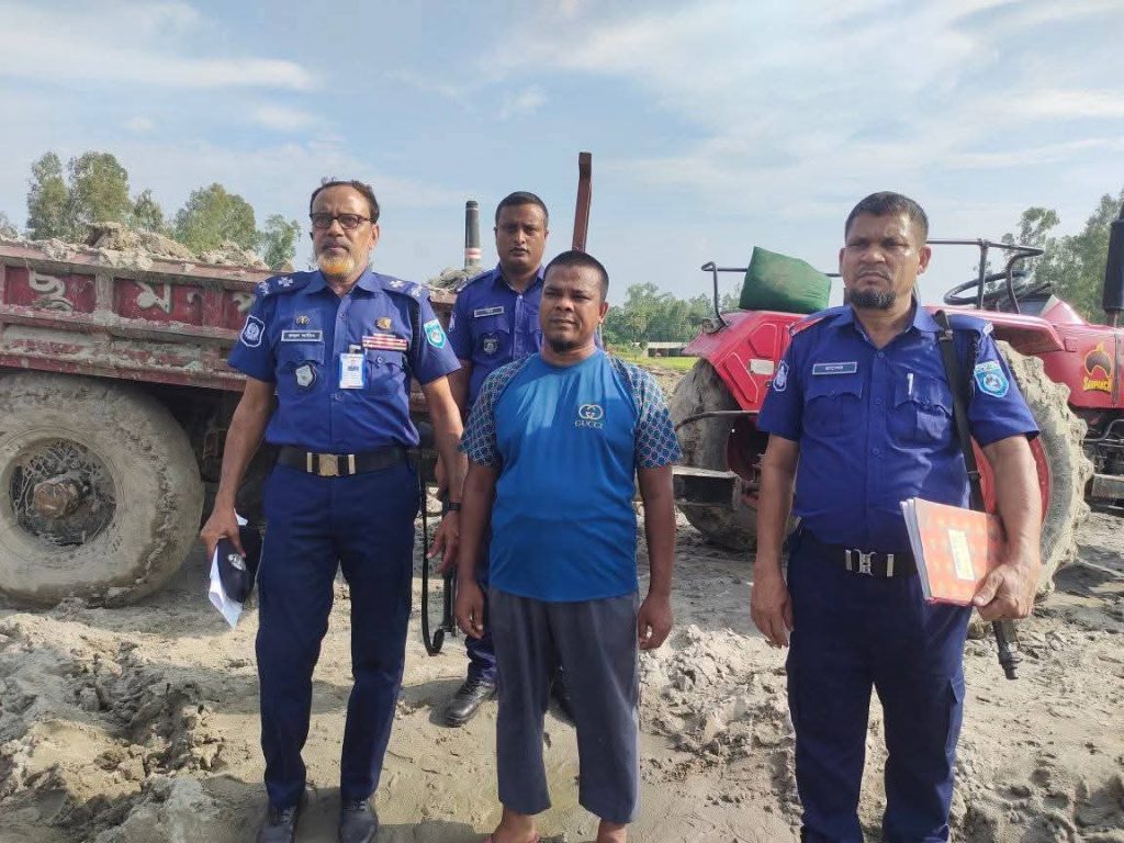 গাইবান্ধার পলাশবাড়ীতে অবৈধভাবে ড্রেজার মেশিন দিয়ে বালু উত্তোলন করায় আমিনুল ইসলাম  গ্রেপ্তার